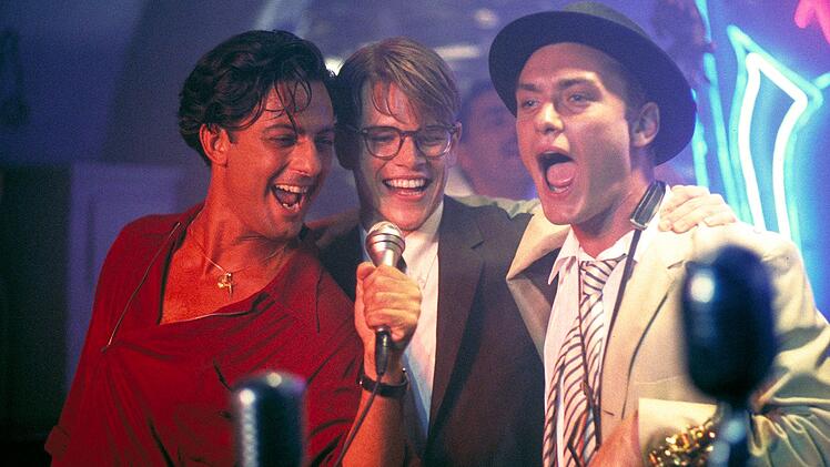 Fausto (Rosario Fiorelli, links), Tom Ripley (Matt Damon) und Dickie Greenleaf (Jude Law, rechts) am&uuml;sieren sich im Jazzclub.