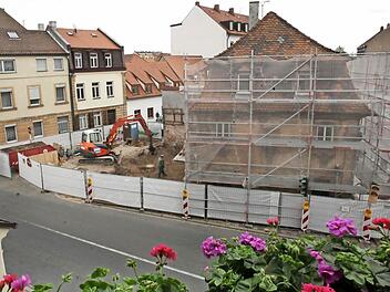 Vom Balkon eines Nachbaranwesens hat man diesen Logenblick auf die Baustelle Nürnberger Straße 2.  Alle Fotos: Barbara Herbst