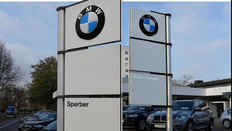 BMW-Vertragshändler Sperber will vom nächsten Jahr an auch am Kunigundendamm in Bamberg Akzente setzen. Er übernimmt das dortige Autohaus der Firma Hering samt Mitarbeitern. Foto: Ronald Rinklef, Fotomontage: Michael Beetz