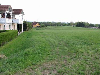 Links das alte Baugebiet, dann der Graben und anschließend die Grünfläche, die zum Baugebiet werden soll  Foto: Werner Baier