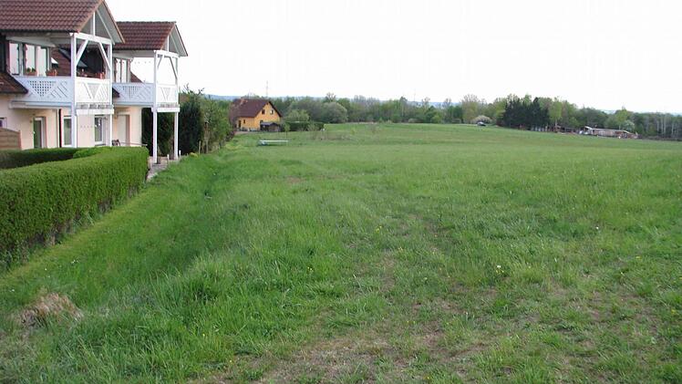 Links das alte Baugebiet, dann der Graben und anschließend die Grünfläche, die zum Baugebiet werden soll  Foto: Werner Baier