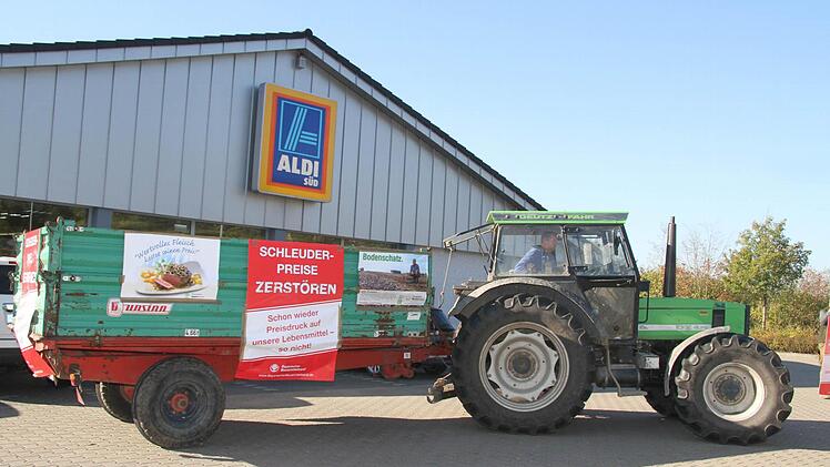 Matthias Stenglein, der 80 Milchkühe im Stall hat, stellte sofort seinen Traktor für die Protestaktion zur Verfügung.
