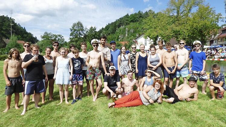 Aus ganz Deutschland kamen die Teilnehmer des 27. Brühtrogrennens wie diese Jugendgruppe, die in Eichenbirkig zeltet.