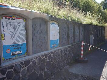 Noch sind die ergänzten Platten der Kreuzigungsgruppe und der Grablegung abgedeckt. Am Samstag werden sie gesegnet.  Foto: Marion Eckert