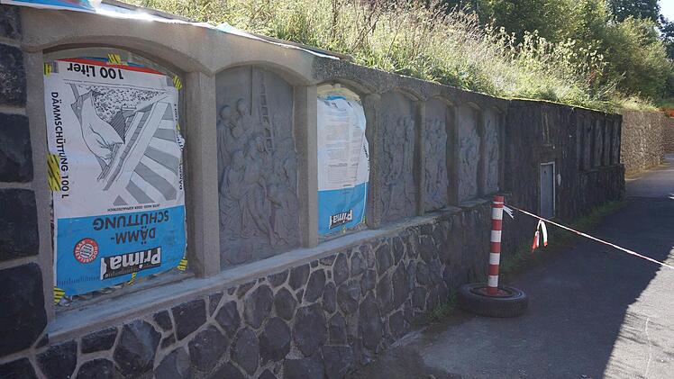 Noch sind die ergänzten Platten der Kreuzigungsgruppe und der Grablegung abgedeckt. Am Samstag werden sie gesegnet.  Foto: Marion Eckert