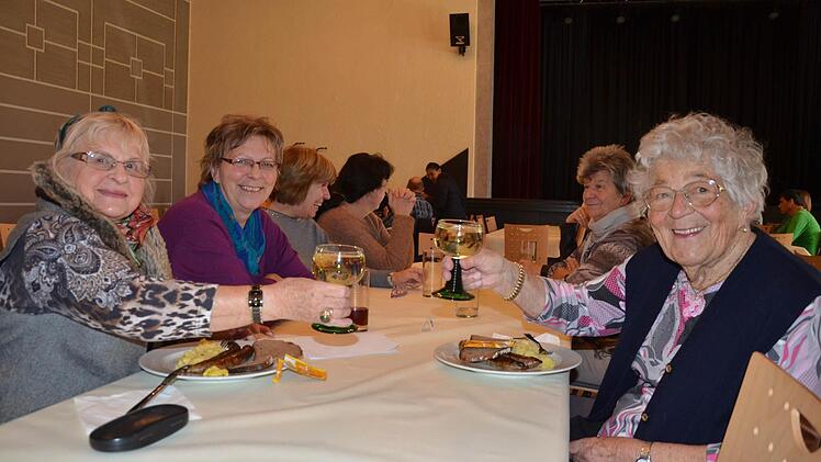 Ingeborg Kukula (rechts) und Dorothea Kolberg: Ein Prosit auf den Martini-Montag der Stadt im Vereinshaus.