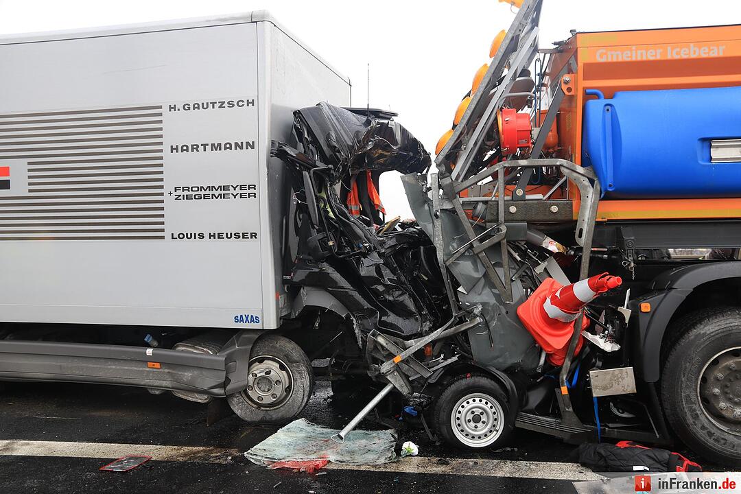Wanderbaustelle Ÿbersehen: Lkw rast in AbsicherungshŠnger - Fahrer schwerst eingeklemmt