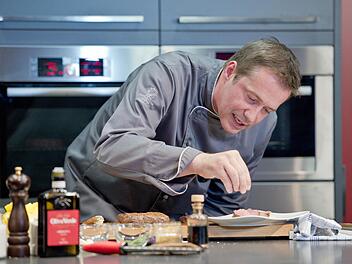 Der Koch Alexander Herrmann in Aktion: Das Bild entstand bei einem Kochtermin am Kulmbacher Kompetenzzentrum für Ernährung. Foto: David Ebener