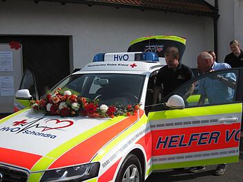 Gottes Segen und die "TÜV-Plakette des Lieben Gottes" - den Heiligen Christopherus - erhielt das Einsatzfahrzeug der Helfer vor Ort Schönderling am Sonntag. Foto: Beatrix Lieb