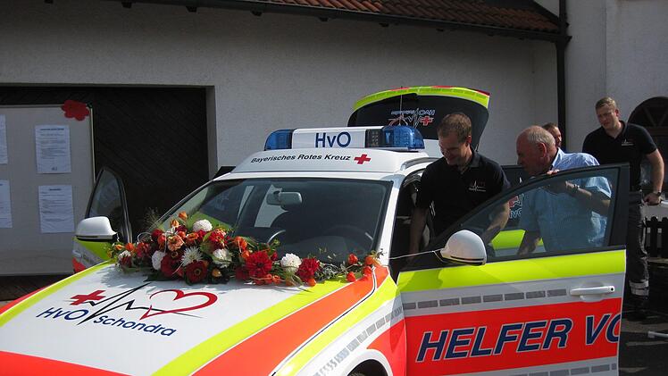 Gottes Segen und die "TÜV-Plakette des Lieben Gottes" - den Heiligen Christopherus - erhielt das Einsatzfahrzeug der Helfer vor Ort Schönderling am Sonntag. Foto: Beatrix Lieb