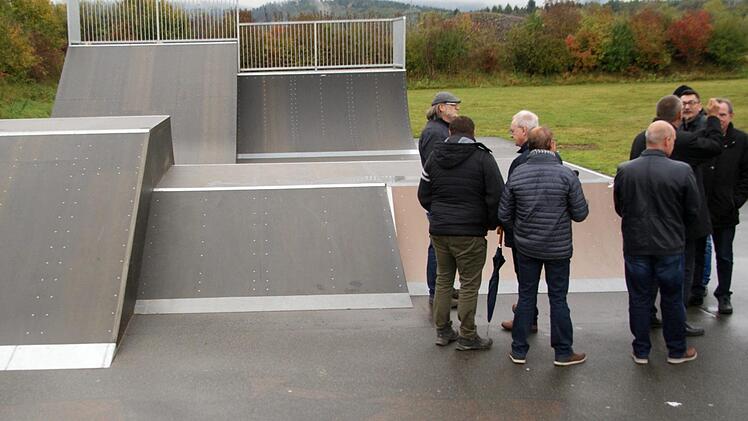 Sehr angetan zeigten sich die Mitglieder des Bad Staffelsteiner Bauausschusses von der  wetterfesten neuen Skateranlage am Pferdsfelder Weg. Foto: Mario Deller