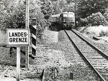 Eine leistungsstarke DB-Elok holt den "Interzonenzug" nach Nürnberg in Probstzella ab.          Bei Falkenstein geht's über die innerdeutsche Demarkationslinie. Klaus Oelzner