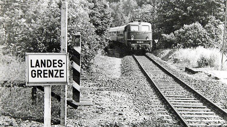 Eine leistungsstarke DB-Elok holt den "Interzonenzug" nach Nürnberg in Probstzella ab.          Bei Falkenstein geht's über die innerdeutsche Demarkationslinie. Klaus Oelzner