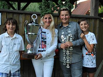 Erfolgreiche Familie: Bürgerkönigin Fatma und Jungschützenkönig Mikail Hartan (Mitte) mit Emre (links) und Enes. Foto: Katharina Müller-Sanke