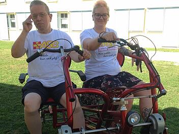 Walter Eh und Betreuerin Manon Goller fahren am Donnerstag auf diesem Therapiefahrzeug bei der BR-Radltour mit. Start ist um 9 Uhr in Baiersdorf. Fotos: Daniel Ruppert