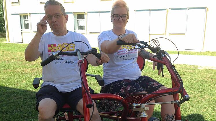 Walter Eh und Betreuerin Manon Goller fahren am Donnerstag auf diesem Therapiefahrzeug bei der BR-Radltour mit. Start ist um 9 Uhr in Baiersdorf. Fotos: Daniel Ruppert