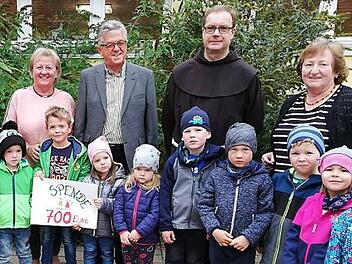 Mit den Kindern freuten sich (v. l.): Gudrun Dauer, Gerhard Dauer, Pfarrer Ludwig Mazur und Kita-Leiterin Irmgard Redel.  Foto: Thomas Weichert