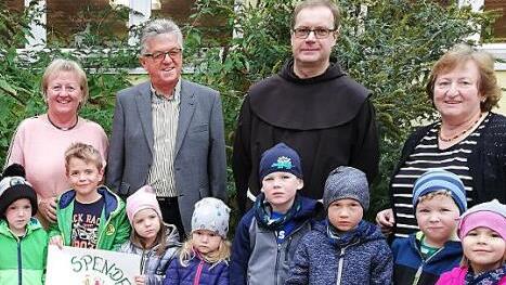 Mit den Kindern freuten sich (v. l.): Gudrun Dauer, Gerhard Dauer, Pfarrer Ludwig Mazur und Kita-Leiterin Irmgard Redel.  Foto: Thomas Weichert