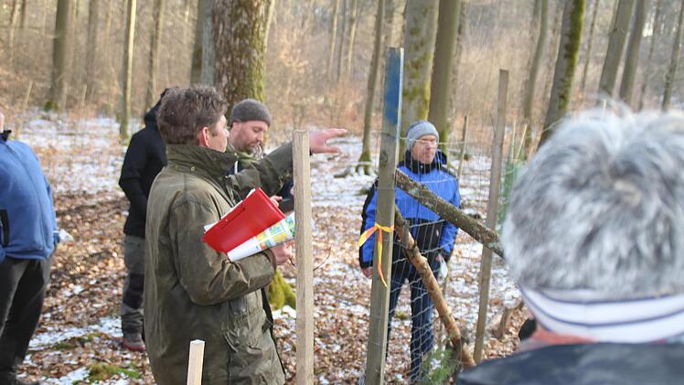 Betriebsleiter Rupert Wolf und Revierleiter Christoph Uffelmann informierten die Gemeinderäte über aktuelle Projekte im Oberthulbaer Gemeindewald. Foto: Hilmar Ruppert