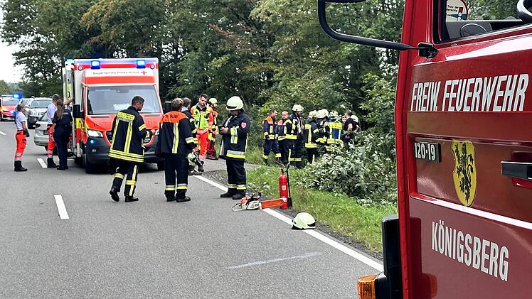 Königsberg: Autofahrer verunglückt auf Staatsstraße 2278 schwer - Wagen "gegen Baum katapultiert"