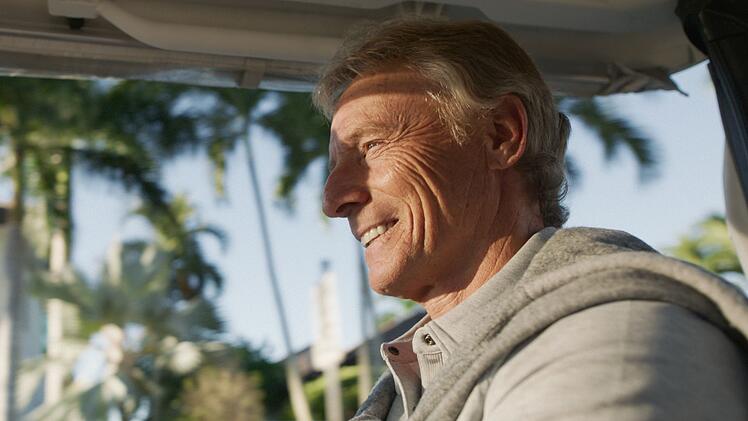 Bernhard Langer fährt im Golfcart über eine Anlage in seiner Wahlheimat Florida. Hier lebt er vorwiegend mit seiner amerikanischen Frau Vikki. Das skandalfreie Paar hat vier Kinder und auch einige Enkel.