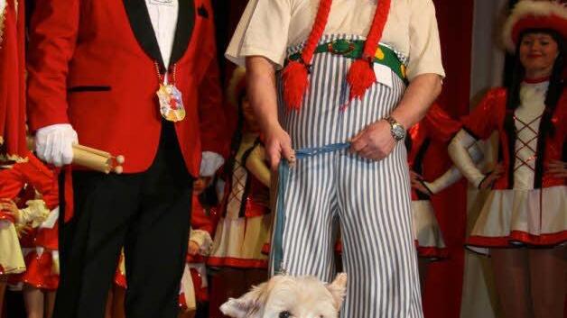 Hund Idefix alias Tommy hatte seine Kunststück perfekt gelernt: Auf Kommando bellte er los - und gab damit das Signal, dass der Elferrat harmlos sei.