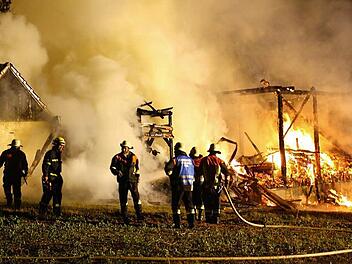 Vor einem Jahr brachte ein Scheunenbrand den kleinen Neudrossenfelder Ortsteil Fichtelhof an den Rand einer Katastrophe. Dank eines Großeinsatzes der Feuerwehren konnte Schlimmeres verhindert werden. Foto: Katrin Geyer/Archiv