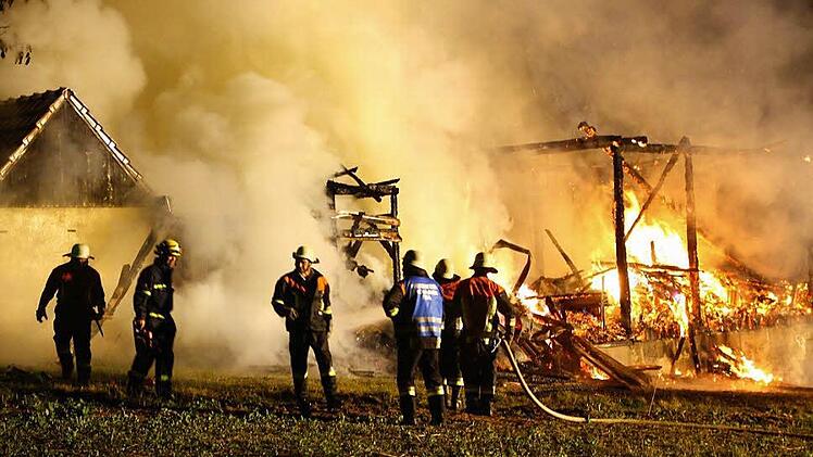 Vor einem Jahr brachte ein Scheunenbrand den kleinen Neudrossenfelder Ortsteil Fichtelhof an den Rand einer Katastrophe. Dank eines Großeinsatzes der Feuerwehren konnte Schlimmeres verhindert werden. Foto: Katrin Geyer/Archiv