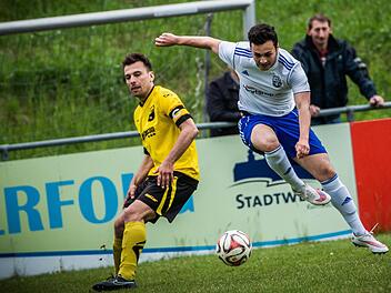 Semih Sener (rechts) bleibt mit dem VfB in der Bezirksliga - die Kulmbacher Fußball-Fans freut's. Foto: Alexander Muck