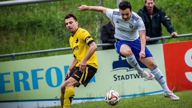 Semih Sener (rechts) bleibt mit dem VfB in der Bezirksliga - die Kulmbacher Fußball-Fans freut's. Foto: Alexander Muck
