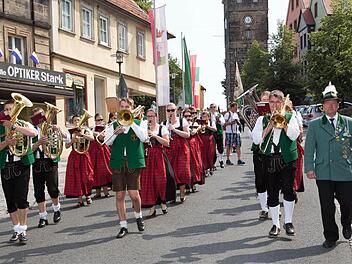 Die Kelbachtaler Blasmusik beim Einzug auf den Marktplatz  Foto: Klaus Gagel