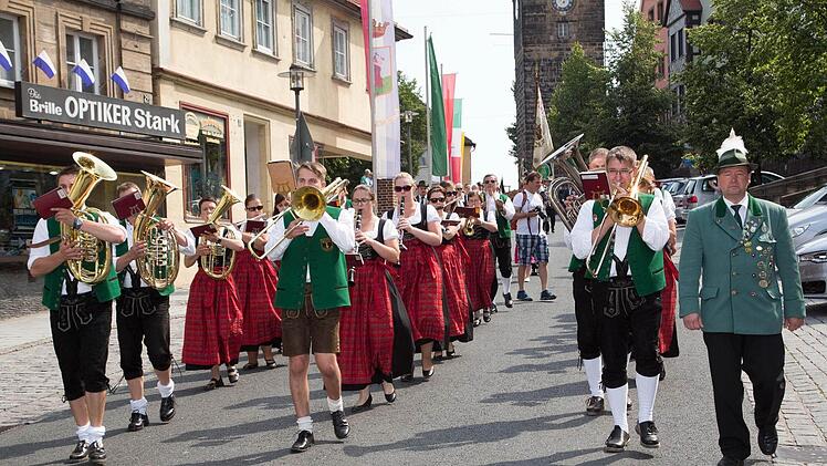 Die Kelbachtaler Blasmusik beim Einzug auf den Marktplatz  Foto: Klaus Gagel