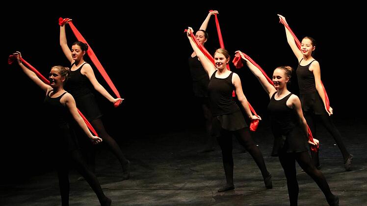 Schülerinnen des Tanzstudios Scholz bei der Matinee "Jugend spielt für Jugend" im Landestheater Coburg.Foto: Jochen Berger