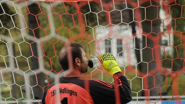 Wasser marsch. Nüdlingens Keeper Sebastian Schäfer lässt es laufen. Foto: ssp