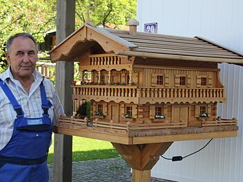 Drei Monate hat der 70-Jährige aus Ruppen an seinem Musterhaus gebaut, das vorne in seinem Garten in Ruppen steht. Fotos: Ronald Heck