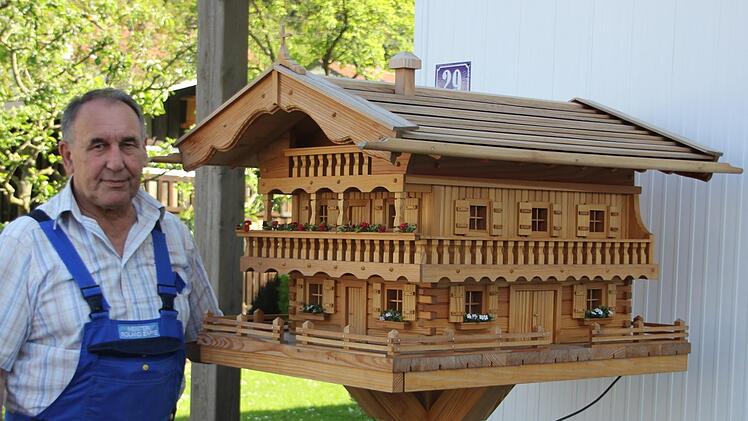Drei Monate hat der 70-Jährige aus Ruppen an seinem Musterhaus gebaut, das vorne in seinem Garten in Ruppen steht. Fotos: Ronald Heck