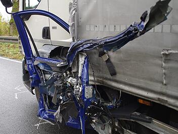Die Tür des Lieferwagens blieb am Lastwagen hängen. Foto: Marco Meißner