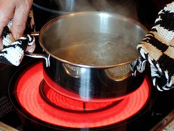 Das Untersteinacher Trinkwasser muss weiter abgekocht werden. Die coliformen Keime sind noch nicht verschwunden.Archiv/Patrick Pleul, dpa