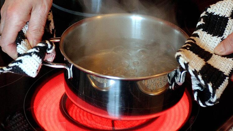 Das Untersteinacher Trinkwasser muss weiter abgekocht werden. Die coliformen Keime sind noch nicht verschwunden.Archiv/Patrick Pleul, dpa