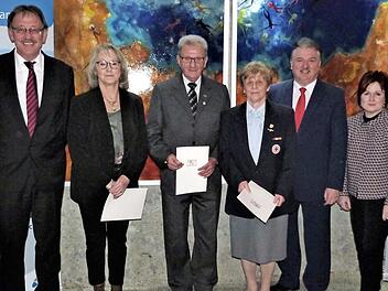 Hermine Geier, Jutta Lange und Peter Pöhlmann wurden mit dem Ehrenzeichen des bayerischen Ministerpräsidenten ausgezeichnet. Im Bild (von links) Landtagsvizepräsidentin Inge Aures, Bürgermeister Stefan Schaffranek, Jutta Lange, Peter Pöhlmann, Hermine Geier, Landrat Klaus Peter Söllner, stellvertretende Landrätin Christina Flauder und Bürgermeister Roland Wolfrum  Foto: Werner Reißaus