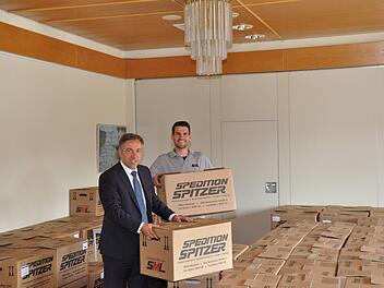 Sehen dem Umzug trotz über 6.000 Kisten zuversichtlich entgegen: Landrat Alexander Tritthart (links) und Speditionschef Ferdinand Spitzer (rechts). Foto: Landratsamt Erlangen-Höchstadt