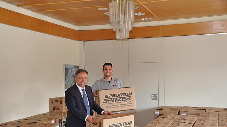 Sehen dem Umzug trotz über 6.000 Kisten zuversichtlich entgegen: Landrat Alexander Tritthart (links) und Speditionschef Ferdinand Spitzer (rechts). Foto: Landratsamt Erlangen-Höchstadt