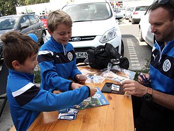 Auf em Parkplatz wurden bereits die ersten Trophäen ins neue Heft eingeklebt.  Fotos: Richard Sänger