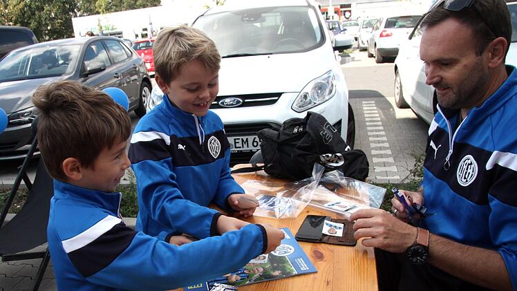 Auf em Parkplatz wurden bereits die ersten Trophäen ins neue Heft eingeklebt.  Fotos: Richard Sänger