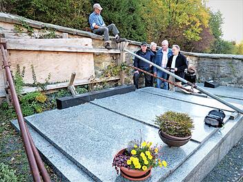 Dieser Tage wird ein weiteres Teilstück der Friedhofsmauer grundlegend saniert. Bei einem Ortstermin wurden die notwendigen Arbeiten erörtert. Im Bild (von links) Friedhofsverwalter Jürgen Schmidt, Hans-Peter und Ramona Müller von der Firma Müller-Bau, Vertrauensmann Karl-Heinz Krüger vom Kirchenvorstand und Pfarrer Peter Brünnhäußer  Foto: Werner Reißaus