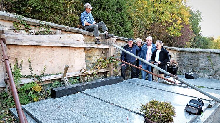 Dieser Tage wird ein weiteres Teilstück der Friedhofsmauer grundlegend saniert. Bei einem Ortstermin wurden die notwendigen Arbeiten erörtert. Im Bild (von links) Friedhofsverwalter Jürgen Schmidt, Hans-Peter und Ramona Müller von der Firma Müller-Bau, Vertrauensmann Karl-Heinz Krüger vom Kirchenvorstand und Pfarrer Peter Brünnhäußer  Foto: Werner Reißaus