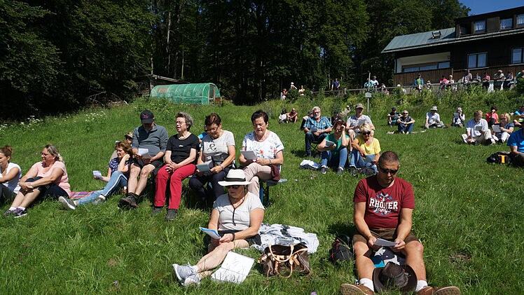 Die Menschen machten es sich auf der Wiese unterhalb des Neustädter  Hauses zum Berggottesdienst gemütlich. Marion Eckert