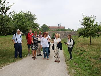 Ernste Themen - aber die Stimmung ist gut beim Besuch von Sabine Weigand auf der Plassenburg. Unser Bild zeigt (von links) Stadtrat Hans-Dieter Herold, Robert Prawitz, die Kreisvorsitzende der Grünen und Bezirkstagsvizepräsidentin Dagmar Keis-Lechner, Stadt- und Kreisrätin Doris Stein, den Vorsitzenden der Kreistagsfraktion der Grünen, Claus Gumprecht, Kreisbaumeister Andreas Schülein, Sabine Weigand, Karin Minet vom Literaturverein (dahinter) und Weigands Mitarbeiterin Irina Falck.Foto: Katr...