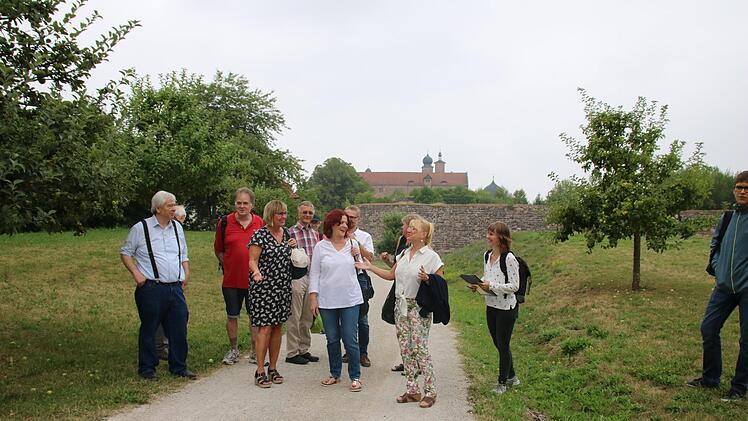 Ernste Themen - aber die Stimmung ist gut beim Besuch von Sabine Weigand auf der Plassenburg. Unser Bild zeigt (von links) Stadtrat Hans-Dieter Herold, Robert Prawitz, die Kreisvorsitzende der Grünen und Bezirkstagsvizepräsidentin Dagmar Keis-Lechner, Stadt- und Kreisrätin Doris Stein, den Vorsitzenden der Kreistagsfraktion der Grünen, Claus Gumprecht, Kreisbaumeister Andreas Schülein, Sabine Weigand, Karin Minet vom Literaturverein (dahinter) und Weigands Mitarbeiterin Irina Falck.Foto: Katr...