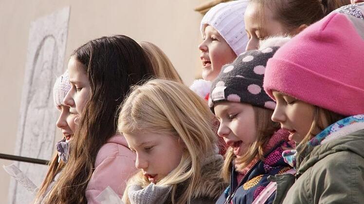 "Feliz Navidad": Der Kinderchor unter der Leitung von Bernd Donath wirkte bei der musikalischen Umrahmung mit.